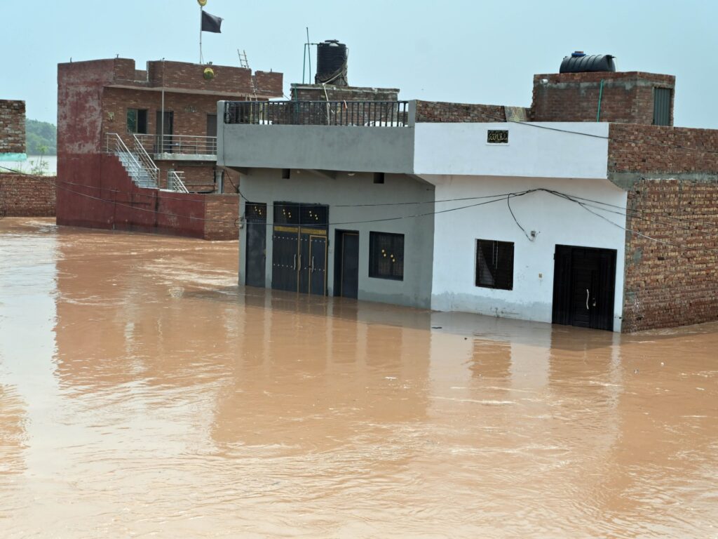 Half a million people stranded by heavy flooding evacuated in Pakistan | Climate Crisis News