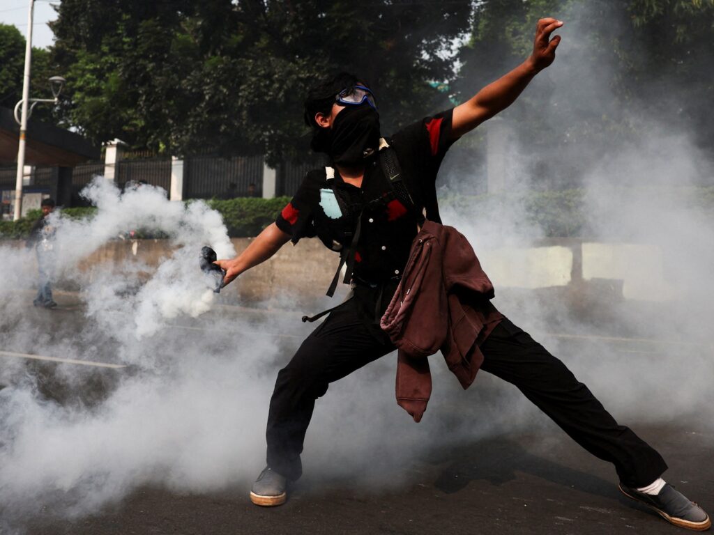 Indonesian police clash with students protesting lawmakers’ salaries | Protests News