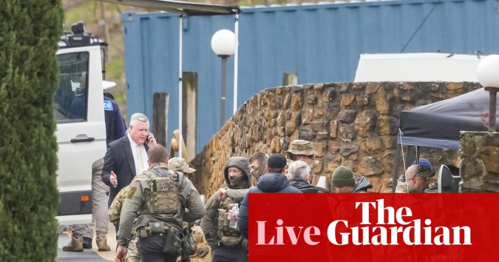 Porepunkah shooting live: sniffer dog and helicopters involved in search for suspect; armed officers seen entering shed near township | Porepunkah shooting