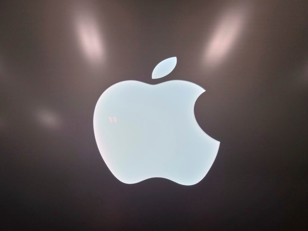 White House says Apple to invest billions in US manufacturing | Business and Economy News