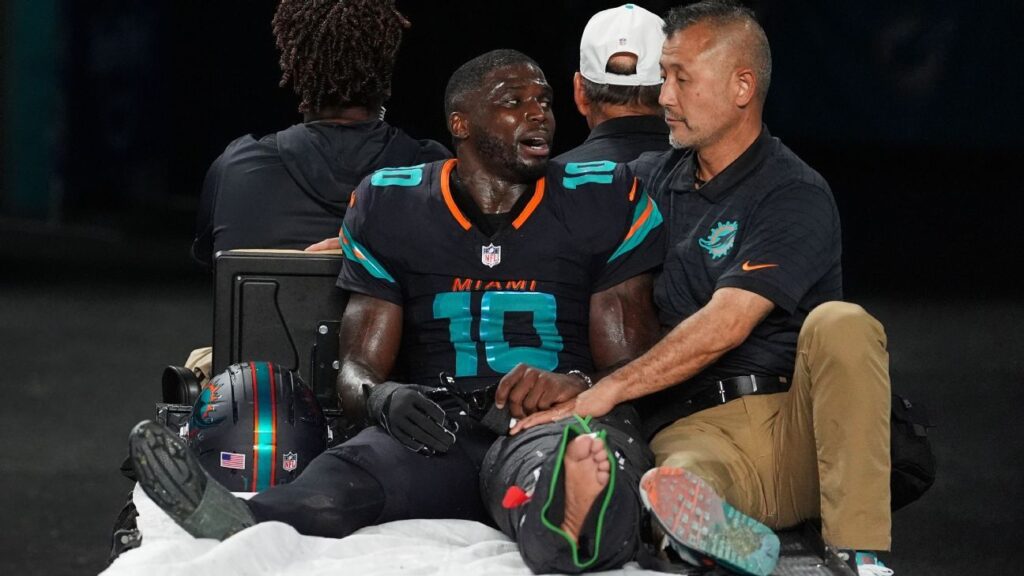 Source: Tyreek Hill carted off with suspected dislocated knee