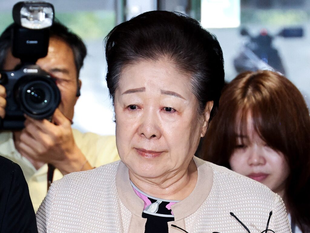 South Korean prosecutors seek arrest of ‘Moonies’ leader in bribery probe | Courts News
