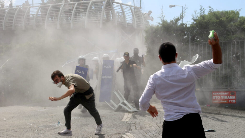 Turkish police clash with opposition members in Istanbul | Newsfeed