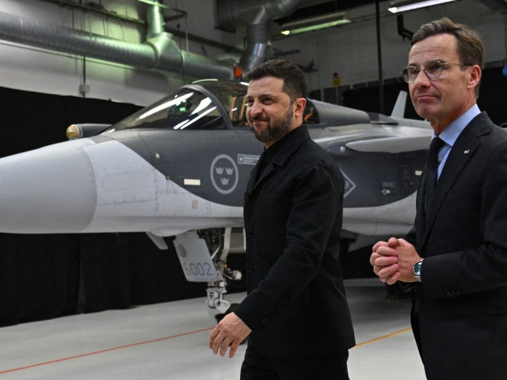 Zelenskyy checks out Gripen fighter jets Ukraine buying from Sweden | Russia-Ukraine war